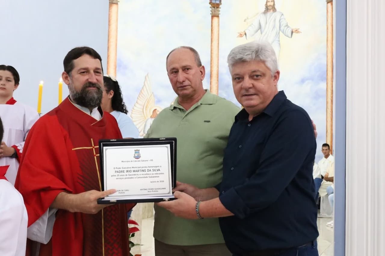 Padre Írio recebe homenagem em Liberato Salzano pelos 20 anos à frente da Paróquia São Sebastião