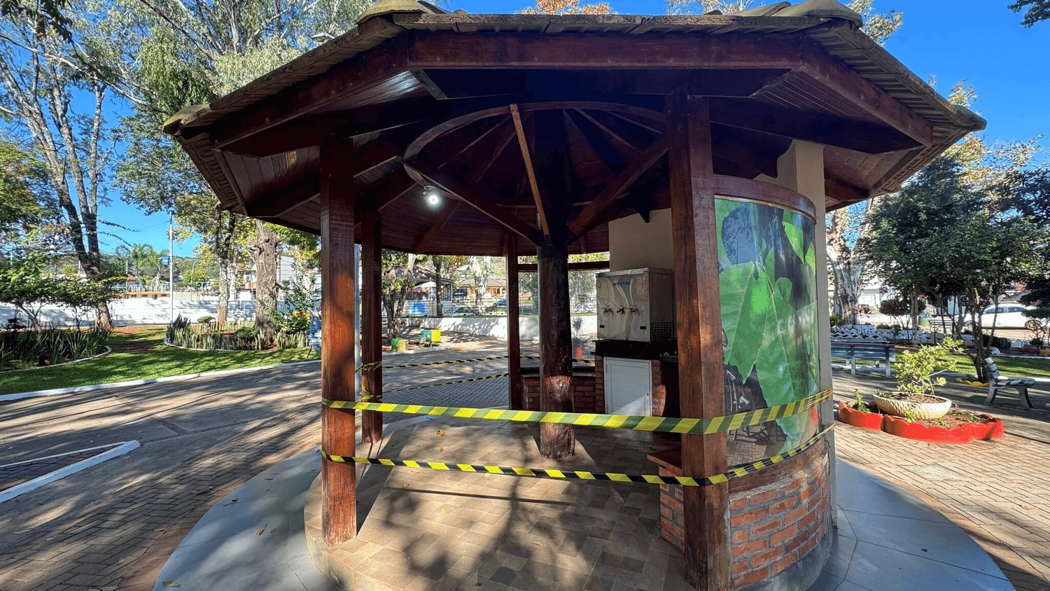Vandalismo é registrado em patrimônio público na praça de Erval Seco