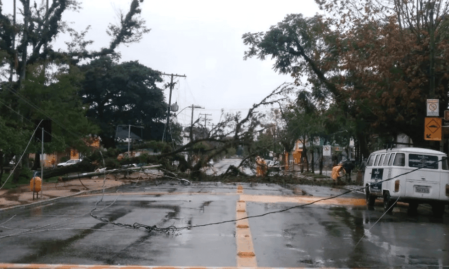 Temporais deixam estragos em mais de 40 municípios e RS permanece em alerta de grande perigo