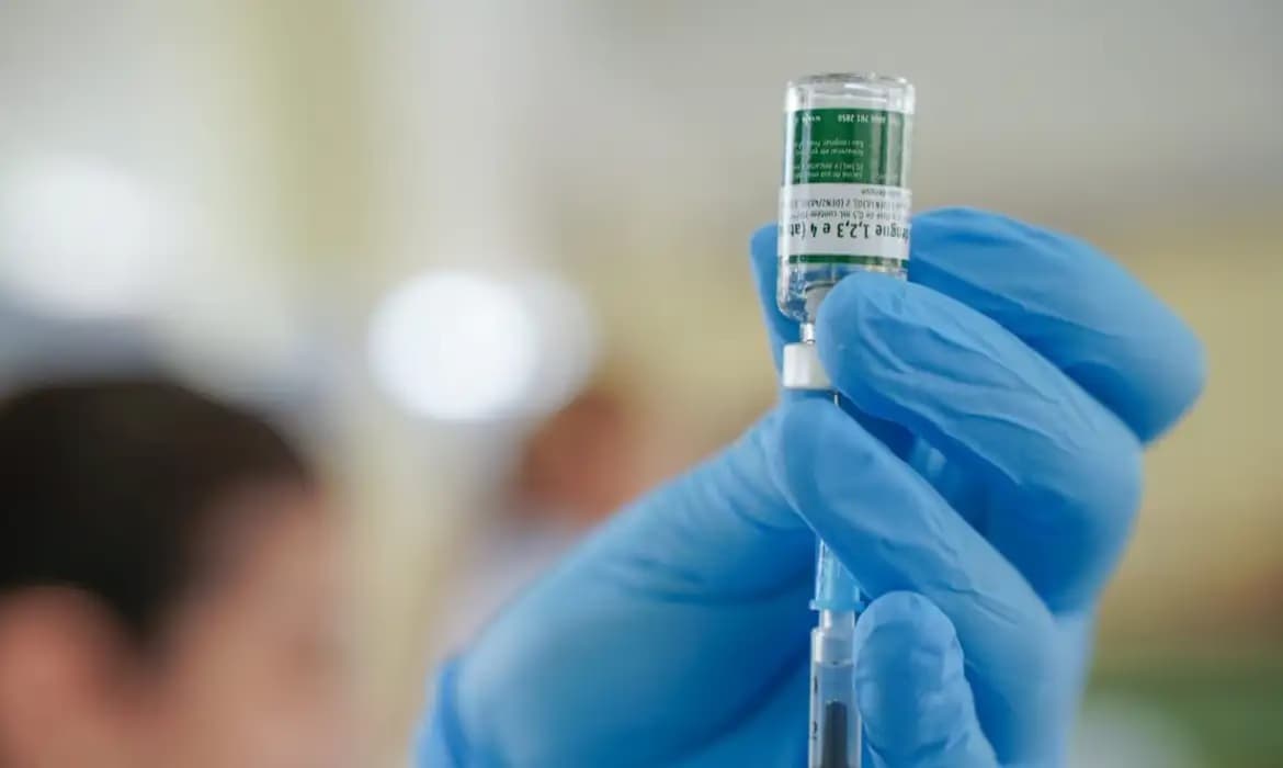 Equipes do SUS começam a receber vacina contra a dengue