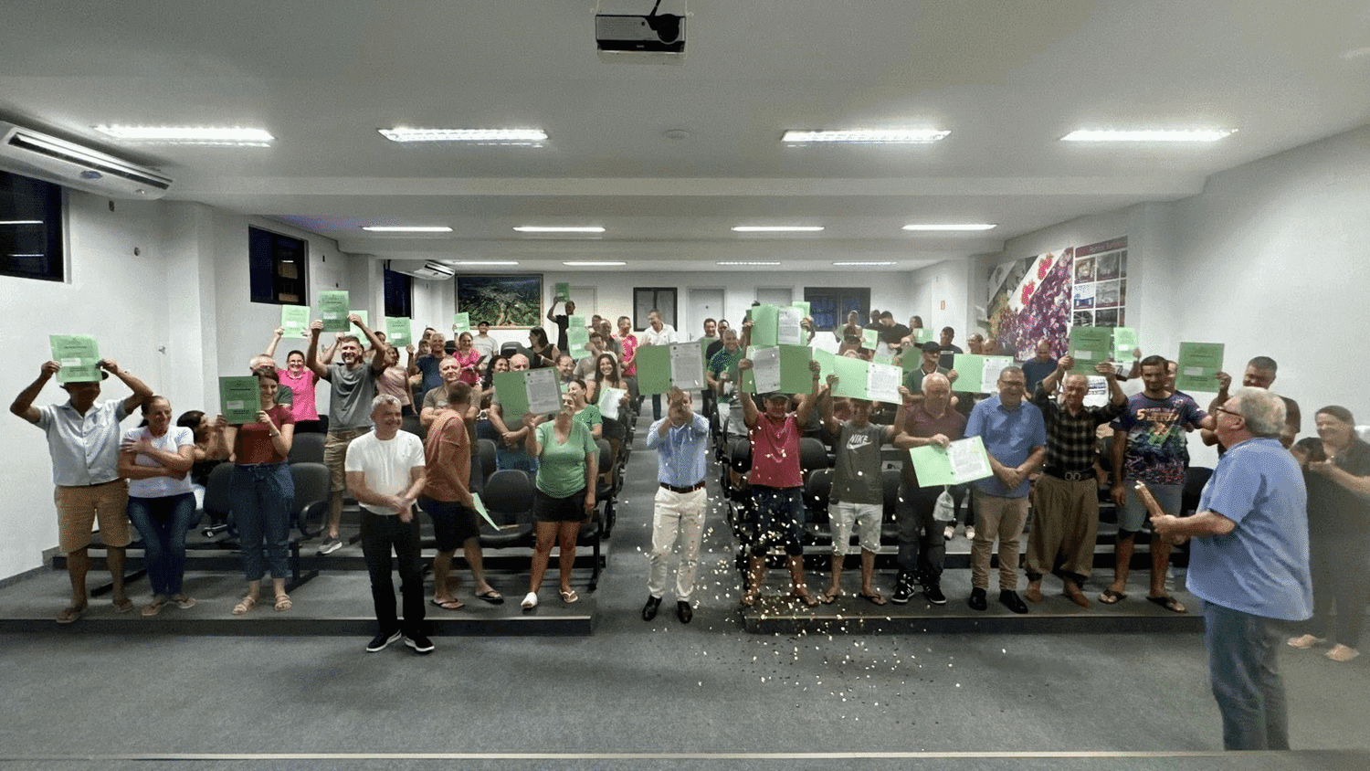 Mais de 60 famílias de Ametista do Sul recebem escrituras de terrenos regularizados