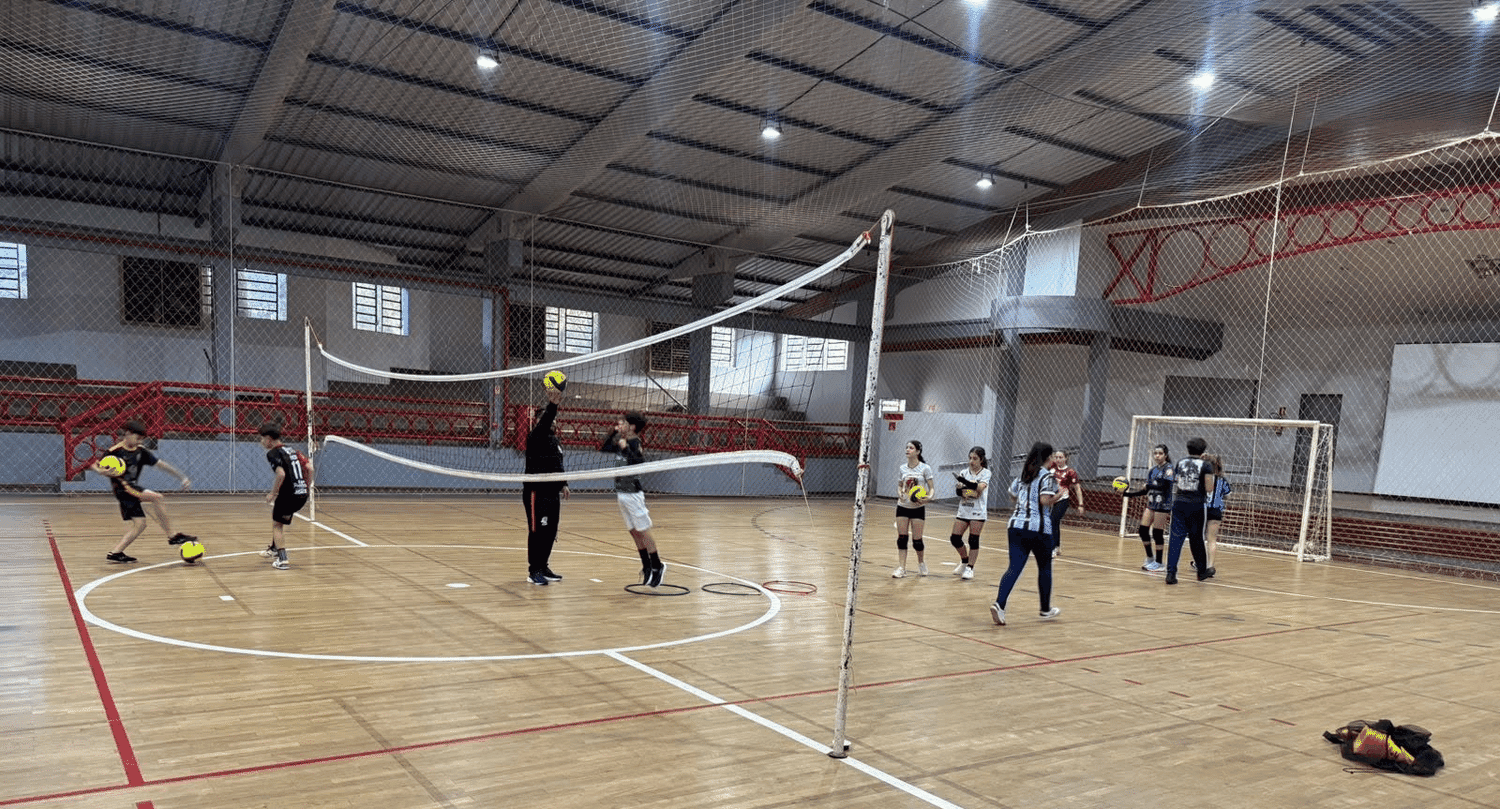Pinhal amplia incentivo ao esporte com implantação da escolinha de voleibol