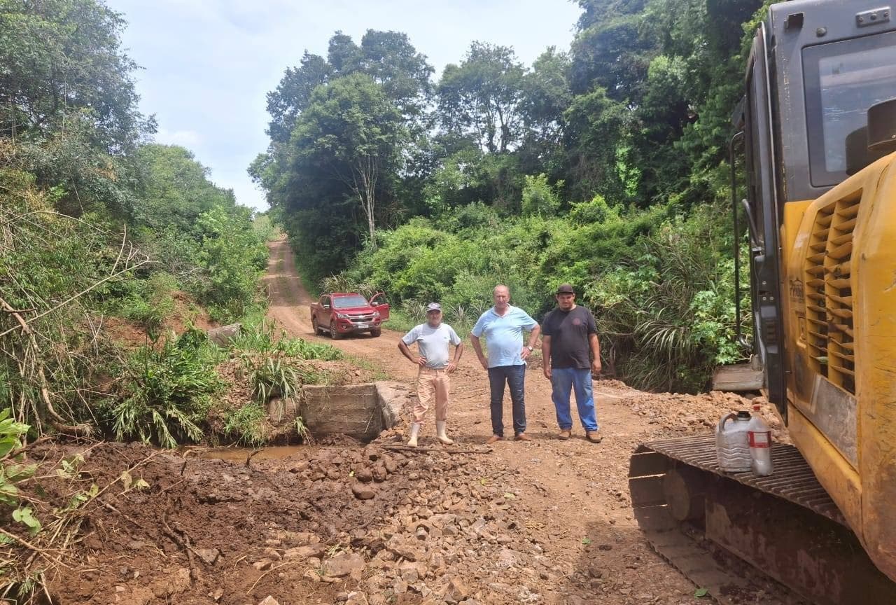 Administração de Liberato Salzano segue com recuperação de vias e pontilhões no interior