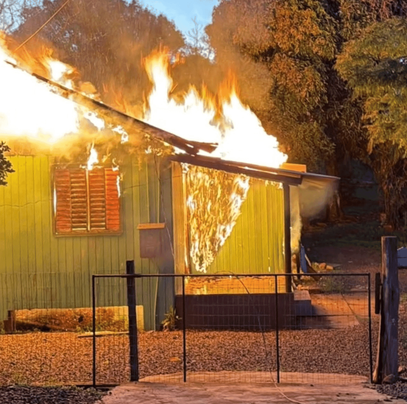 Incêndio destrói residência em Planalto