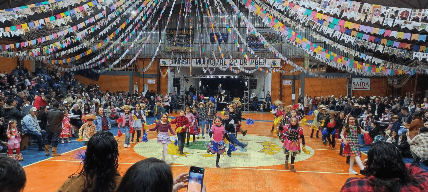 Pinhal promove sua tradicional festa junina e lota ginásio municipal