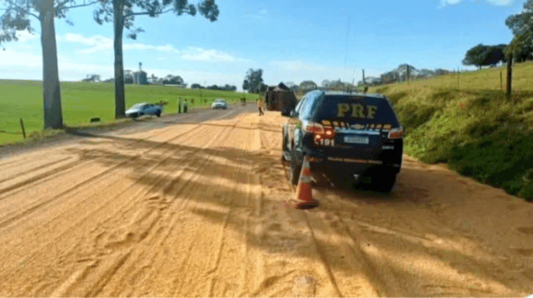 Carreta carregada com soja tomba na BR-386 em Boa Vista das Missões