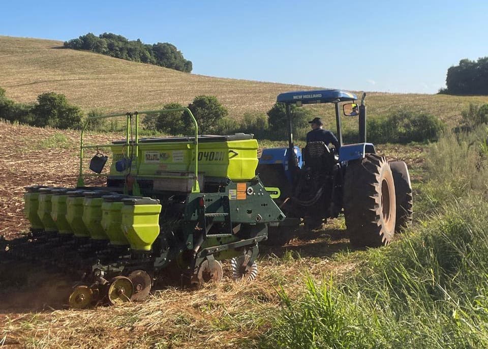 Novo Tiradentes intensifica plantio de milho safrinha com apoio da patrulha agrícola