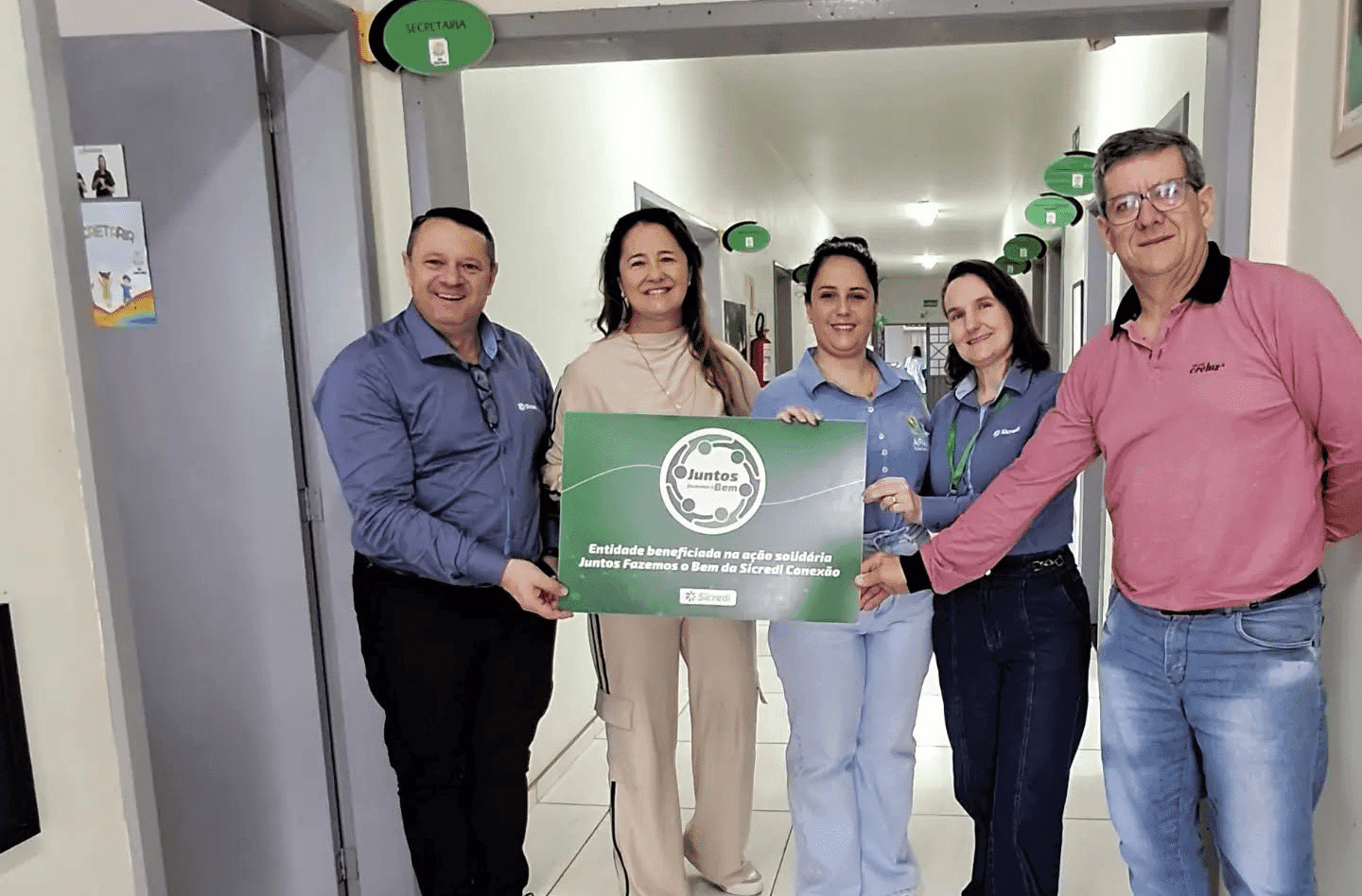 Apae de Rodeio Bonito recebe repasse de recursos do Sicredi