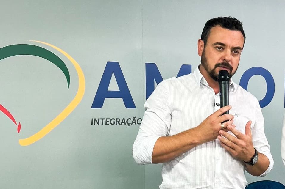 Éder Wink concede entrevista à Rádio Universal e aponta prioridades regionais à frente da Amzop