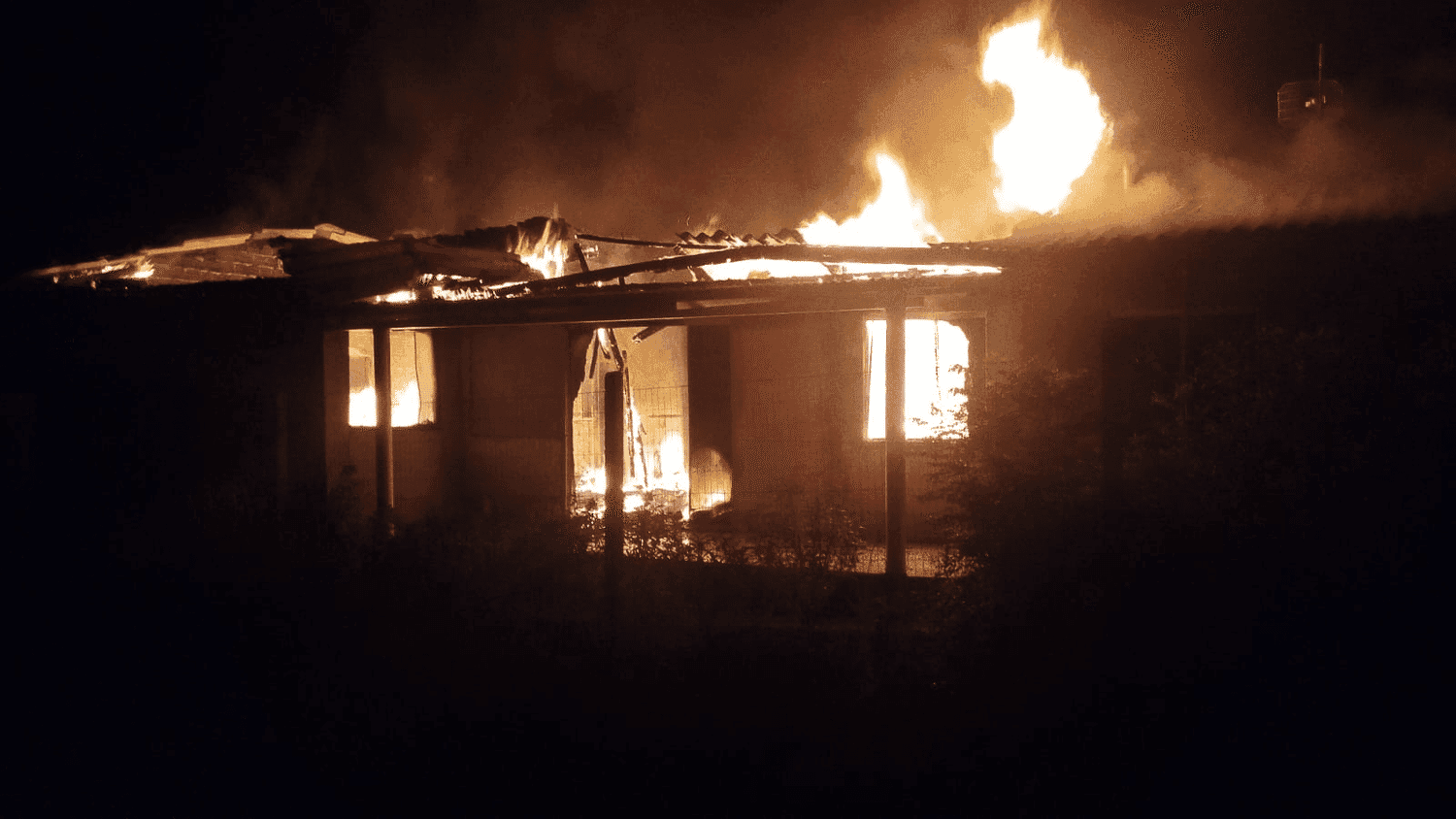 Incêndio destrói residência no interior de Pinhal