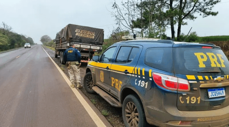 PRF apreende 50 mil maços de cigarros contrabandeados escondidos em carga de feno