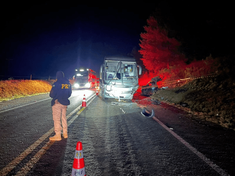 Homem morre em colisão frontal entre carro e ônibus na BR-386