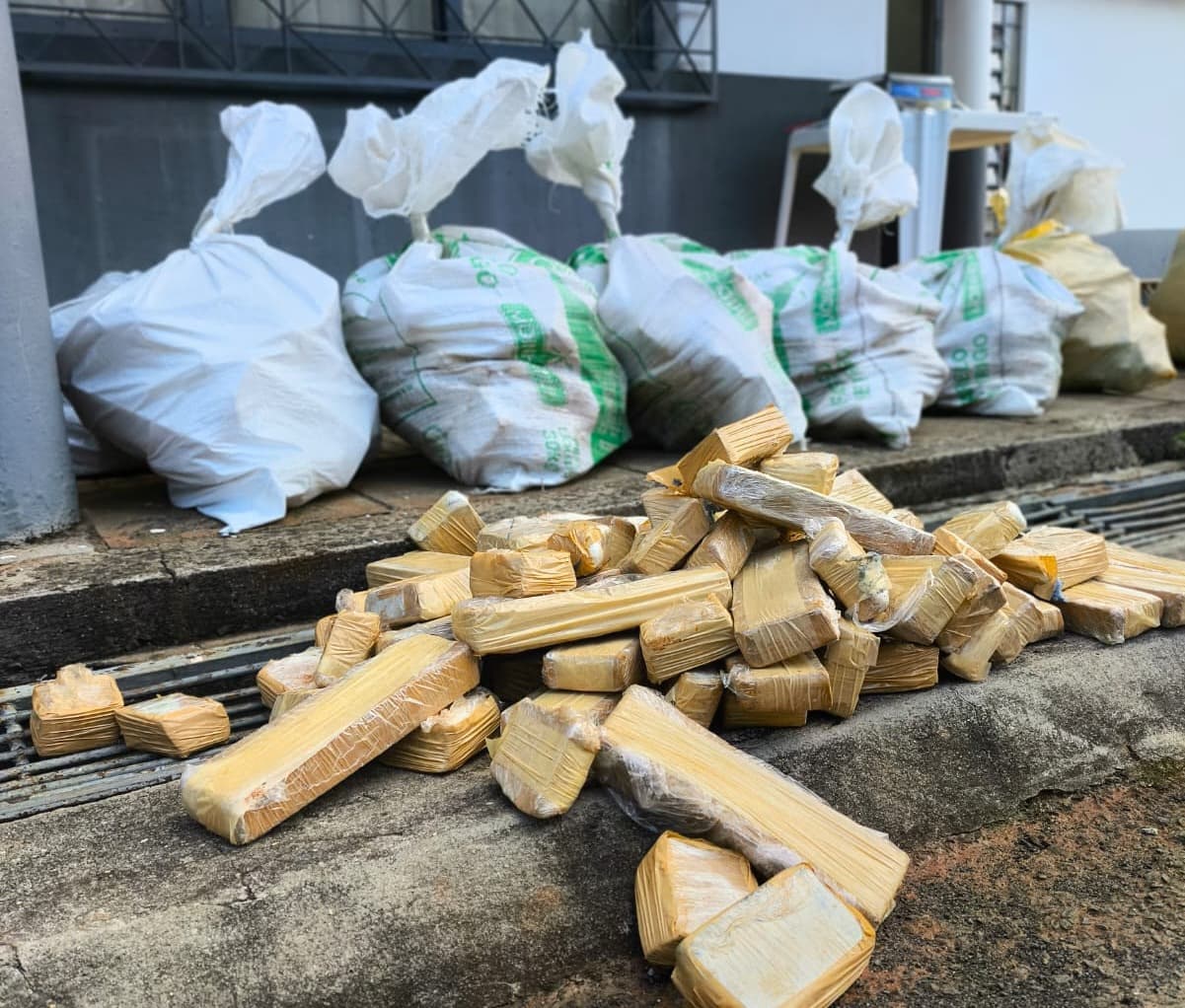 PRF prende casal argentino com carro carregado de maconha na BR-468